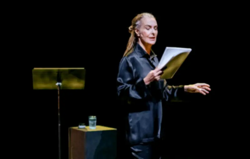 Carole Bouquet incarne les derniers jours de Samuel Paty au Théâtre Olympia