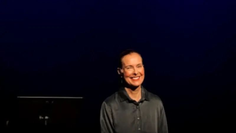 Carole Bouquet rend hommage à Samuel Paty dans une performance théâtrale poignante