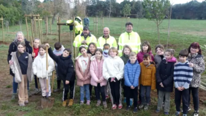 Cazouls-d'Hérault : les élèves plantent des arbres pour célébrer leur départ à l'école