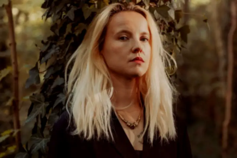 Cécile Coulon révèle comment une agente a transformé ses finances d'écrivaine