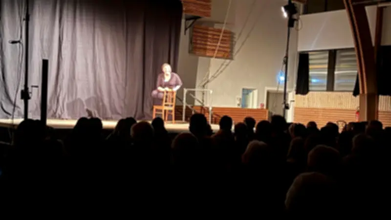 Cécile Pérus illumine Peyre en Aubrac avec son spectacle féministe Tues mais têtues