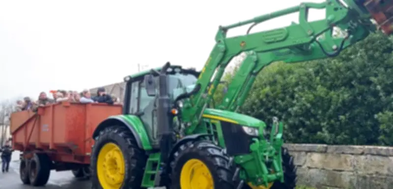 Charente-Maritime : un tractobus pour désenclaver Courcoury face aux inondations