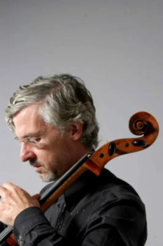 Charles Curtis, violoncelliste : « Pourquoi m’interviewer ? »