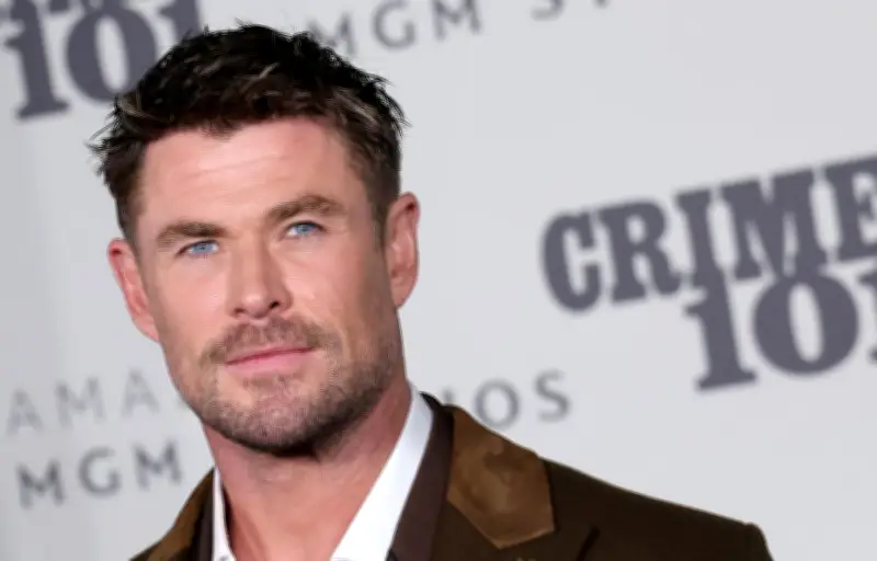 Chris Hemsworth révèle son calvaire sur Hot Ones : 12 heures à enlacer la cuvette
