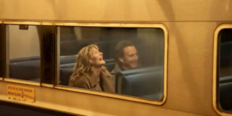 Cinéma : Bradley Cooper explore le couple moderne dans 'Is This Thing On ?'