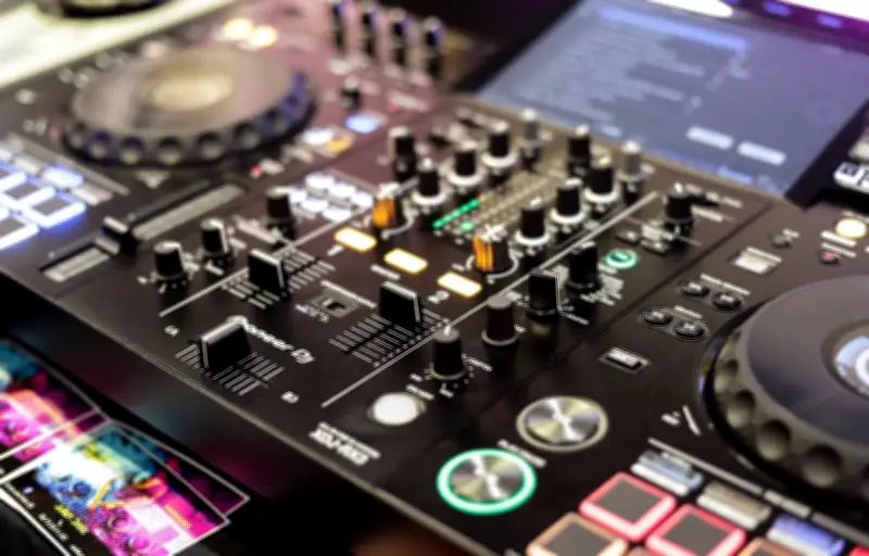 Cinq DJs de hard techno déprogrammés de festivals après accusations de violences sexuelles