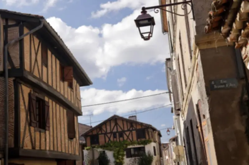 Clairac : L'abbaye médiévale qui donna naissance au pruneau d'Agen et au tabac