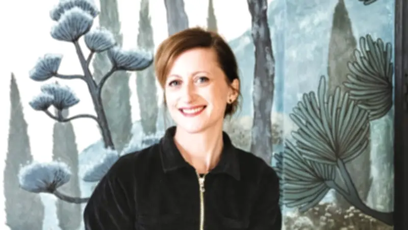 Claire Dodin expose "Les mots bleus" : l'art floral sur tapisseries anciennes à Pérols