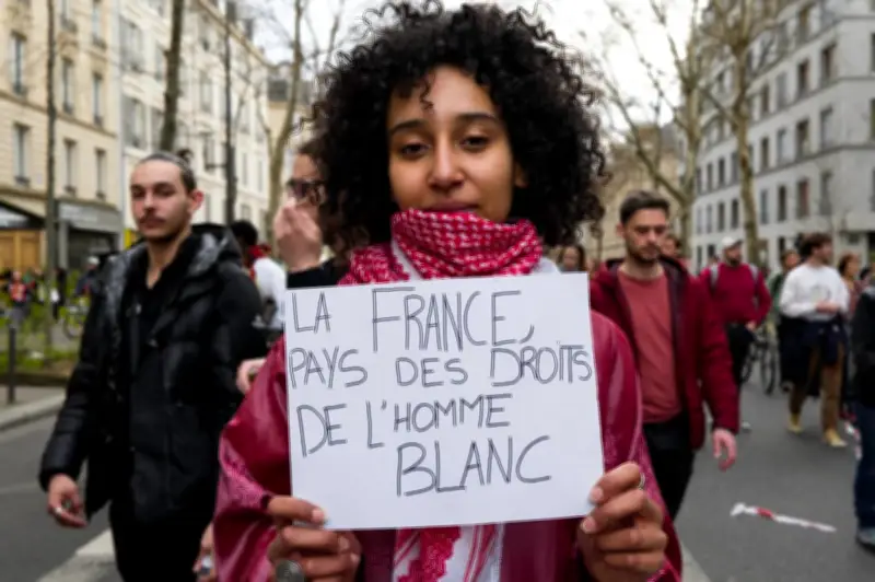 Claire Hédon alerte sur la hausse des discriminations chez les jeunes perçus comme étrangers