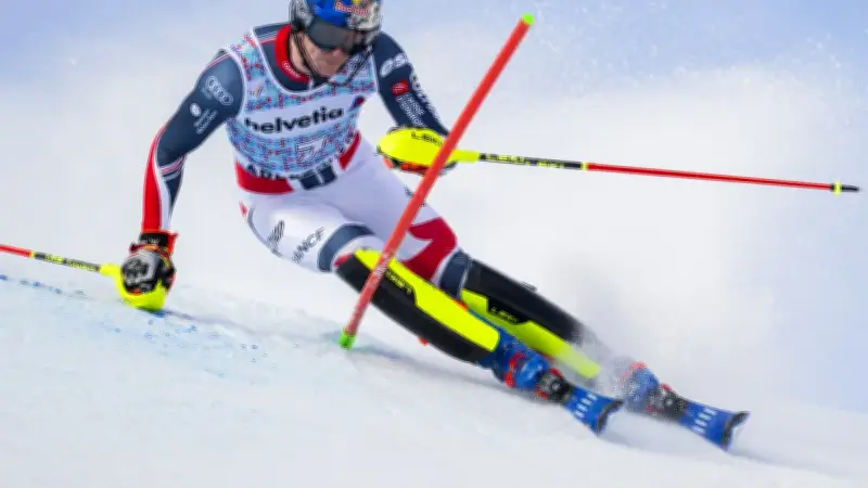 Clément Noël : trois facettes du champion olympique qui défend l'or à Milan-Cortina 2026