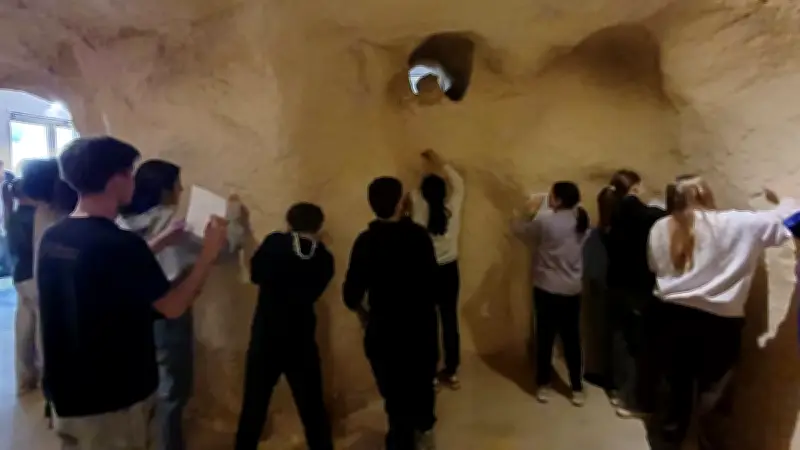 Collégiens à la grotte Chauvet : une immersion artistique au charbon de bois