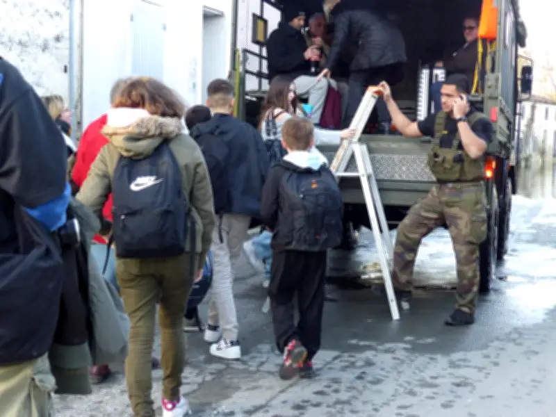 Courcoury transformé en île : l'armée assure la navette scolaire face aux inondations