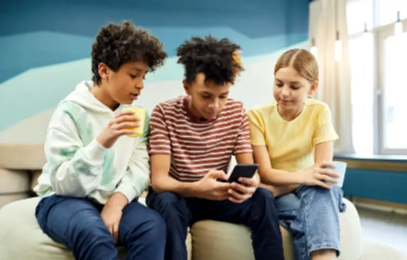 Écrans et enfants : une majorité de parents les utilisent par défaut pour occuper