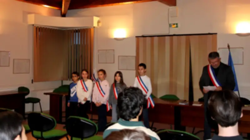 Cérémonie citoyenne à Saint-Clément-de-Rivière : neuf jeunes reçoivent leur première carte électorale