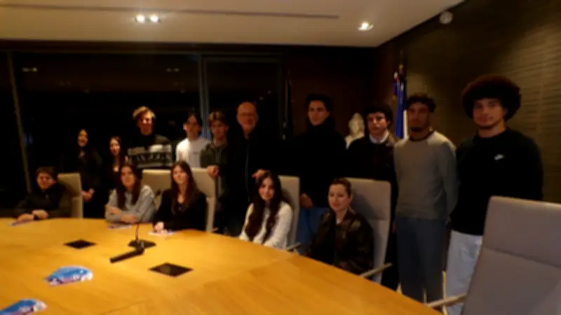 Cérémonie de citoyenneté au Grau-du-Roi : les jeunes majeurs reçoivent leur première carte électorale