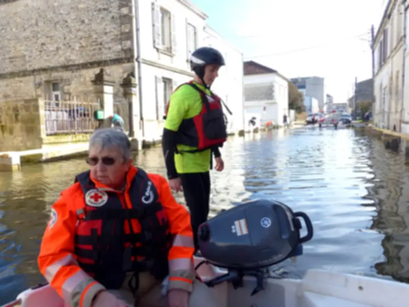 Croix-Rouge : Première mobilisation nautique face aux inondations historiques de Saintes