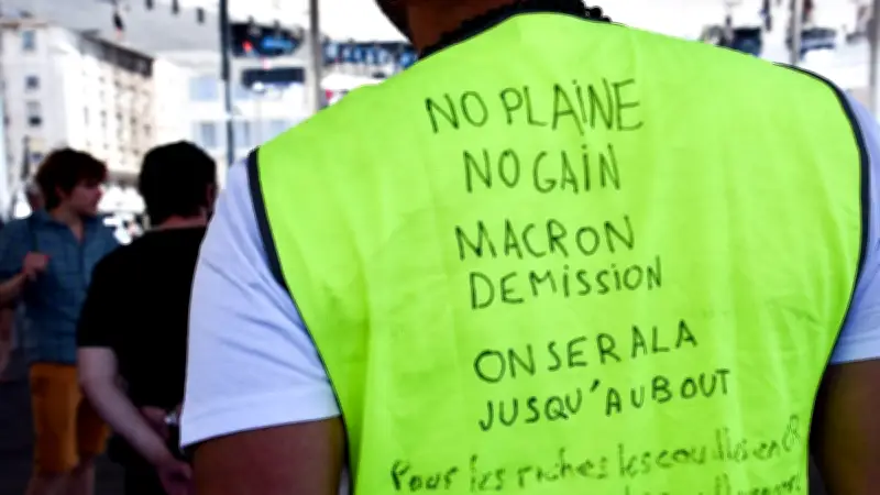 CRS jugés pour violences dans un Burger King : ils admettent des gestes inadaptés