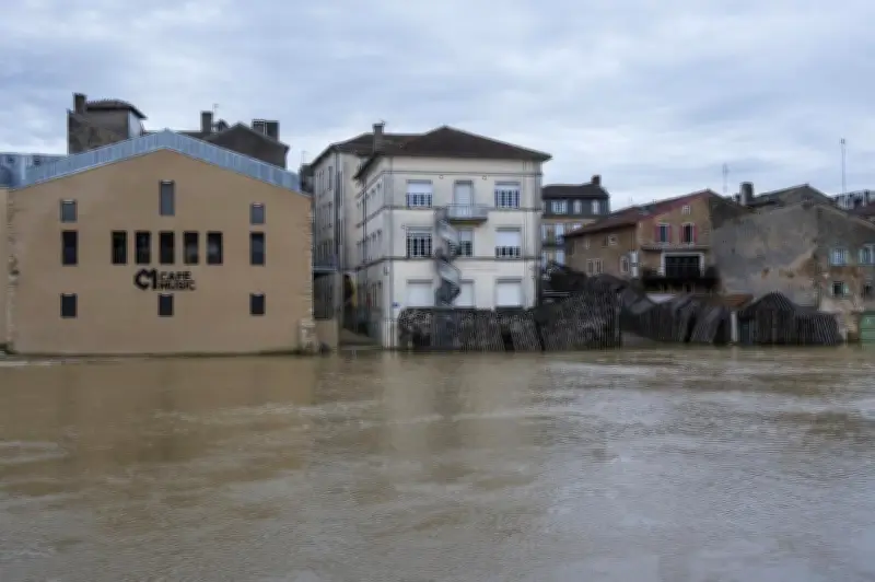 Crue de la Midouze : le CaféMusic résiste, un restaurant italien submergé