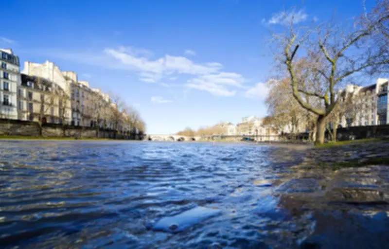 Crue de la Seine : les voies sur berge parisiennes fermées aux piétons et véhicules