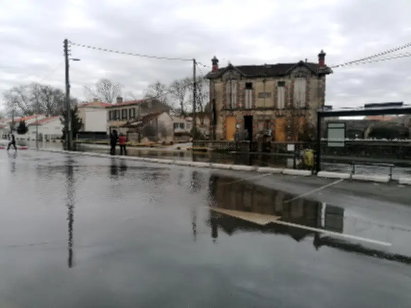 Crue à Saintes : Niveau à 6,42 m, pic attendu à 6,50 m, coupures de courant et mesures d'urgence