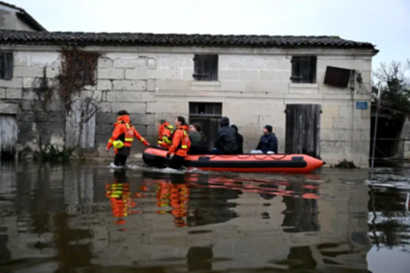 Crues dans l'Ouest : le préfet anticipe « le temps de la déprime » après la crise