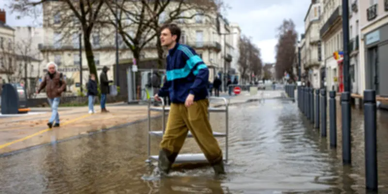 Crues historiques dans l'Ouest : Trois départements en alerte rouge, mobilisation totale exigée