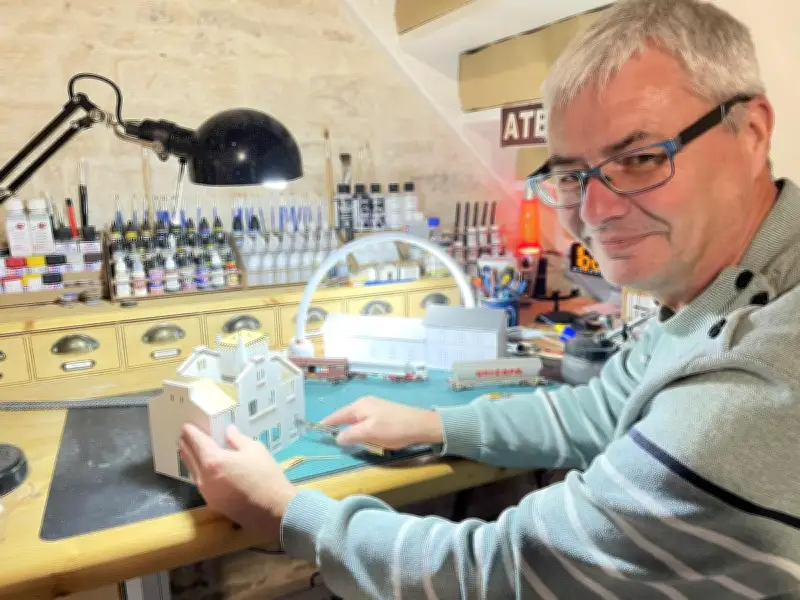 David Bouton, modéliste passionné, recrée les gares saintongeaises en miniature