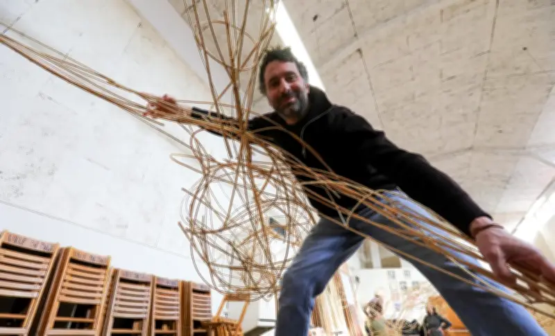 Dax : une sculpture géante en osier créée par les habitants pour le festival Têtes en l'air