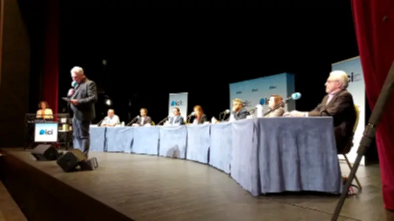 Débat électoral houleux à Biarritz sur l'avenir du BO et son propriétaire controversé