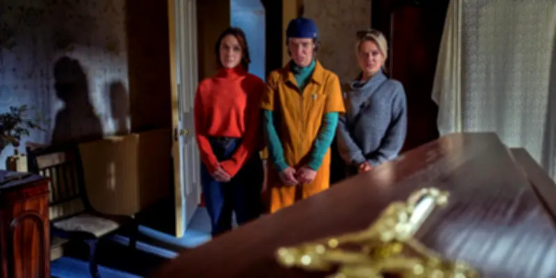 « De Belfast au paradis ? » : l'héritage de Derry Girls dans une comédie macabre irlandaise