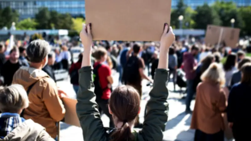 Debout les urnes : une élue LR rejoint le RN, un maire se retire et le commerce en crise