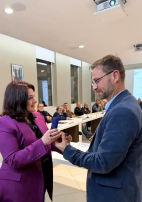 Dernier conseil municipal : la maire honore les élus partants avec la médaille de la Ville