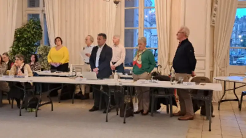 Dernier conseil municipal à Saintes : levée protestataire et tensions politiques avant les élections