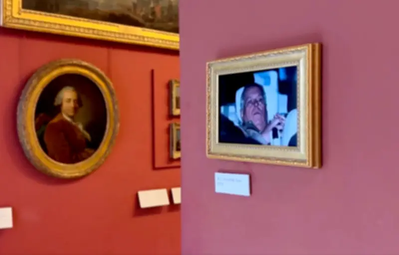 Des activistes accrochent un faux tableau du Prince Andrew au Louvre