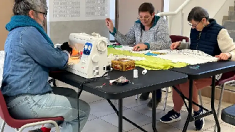 Des ateliers bénévoles préparent la scénographie du festival La Clé des Champs à Montlaur