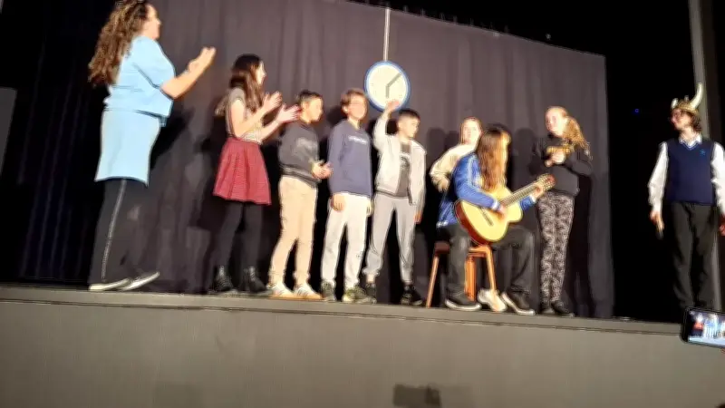 Des collégiens de Vergèze apprennent l'anglais sur scène avec la troupe Pickles by EITC