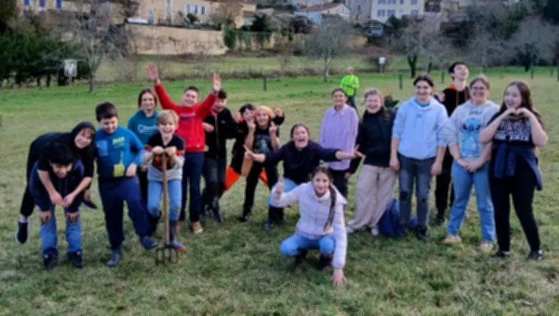 Des collégiens plantent une forêt éducative à Saint-Aulaye avec Teragir