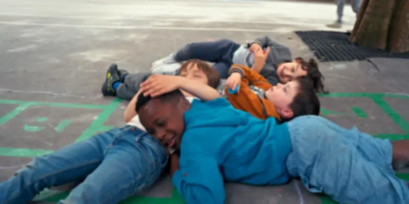 Des enfants de maternelle débattent de la guerre et des élections dans un documentaire