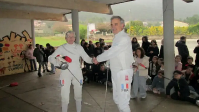 Des escrimeurs champions initient les élèves de Bessèges à leur sport