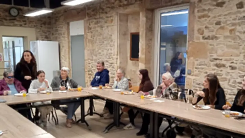 Des élèves de MFR partagent les 13 desserts avec des seniors à Marguerittes