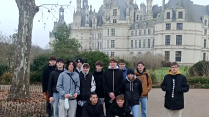 Des élèves mécaniciens découvrent l'histoire automobile française lors d'un voyage culturel