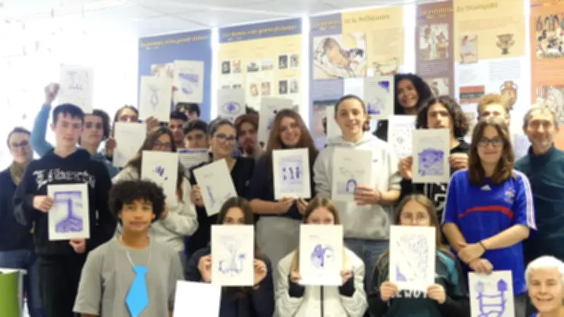 Des élèves scellent des mots bleus dans une capsule temporelle littéraire