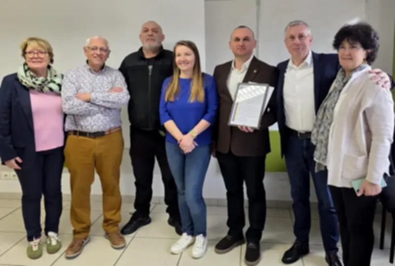 Des pompiers ukrainiens reçoivent une ambulance à Saintes pour affronter l'hiver et la guerre