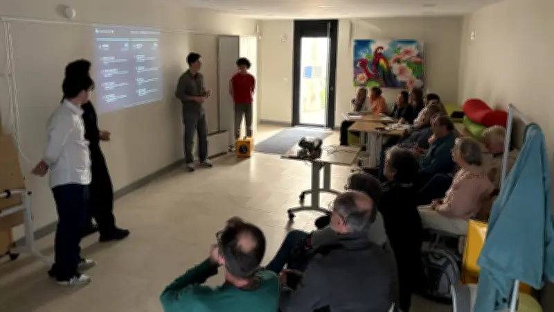 Des seniors explorent l'IA à Jacou : un café numérique pour briser les clichés