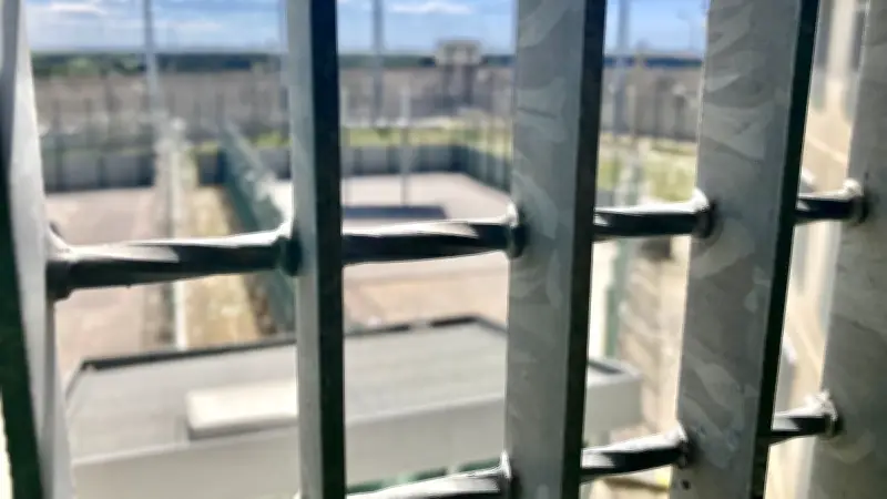 Deux détenus filment un live TikTok depuis leur cellule, révélant un trafic incontrôlable