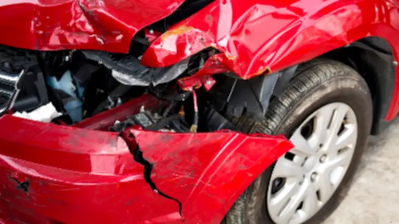 Deux ombrières photovoltaïques s'effondrent sur un parking à Superdévoluy, détruisant des véhicules