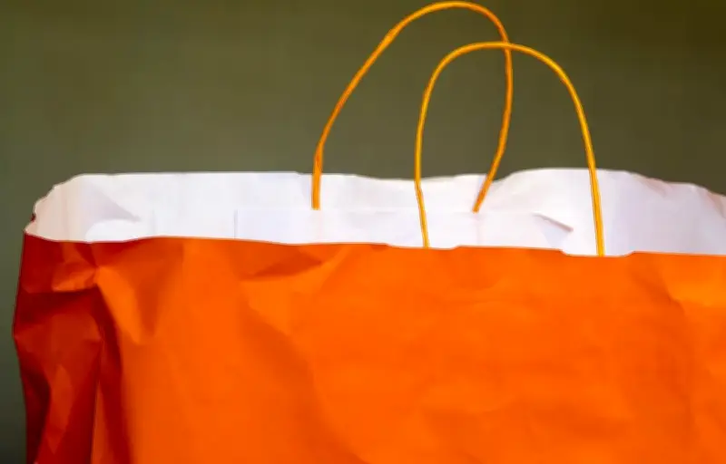 Deux retraitées britanniques lourdement amendées pour un don de vêtements jugé dépôt sauvage