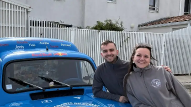 Deux soignants du cœur embarquent Simone, une 4L chargée d'émotion, pour le 4L Trophy