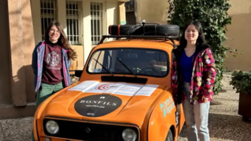 Deux étudiantes lyonnaises s'élancent dans l'aventure du 4L Trophy avec leur Renault 4L