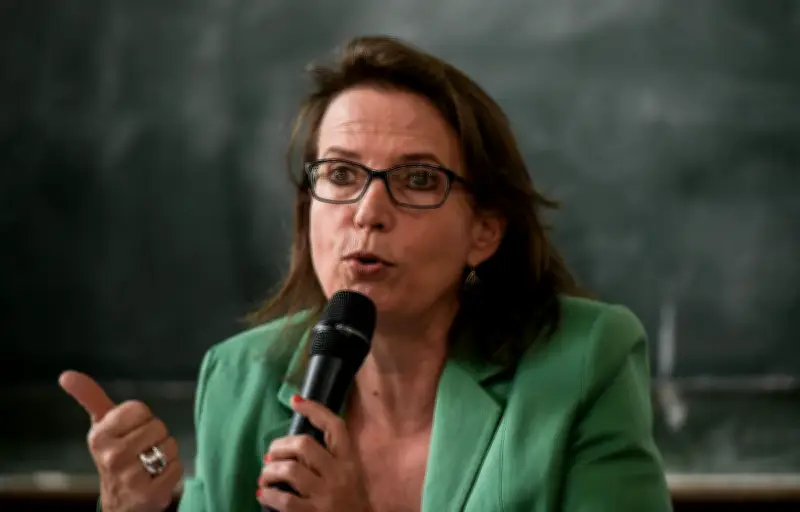 Discrimination des jeunes d'origine étrangère : un cumul alarmant dénoncé par la Défenseure des droits